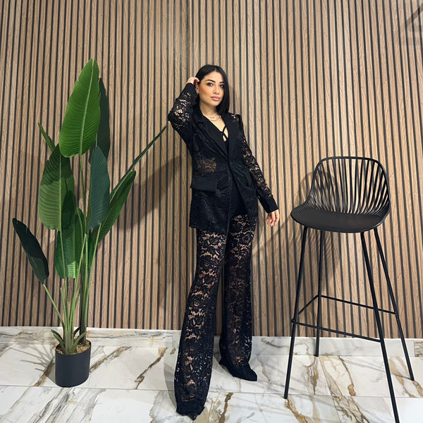 Tailleur in pizzo con bralette
